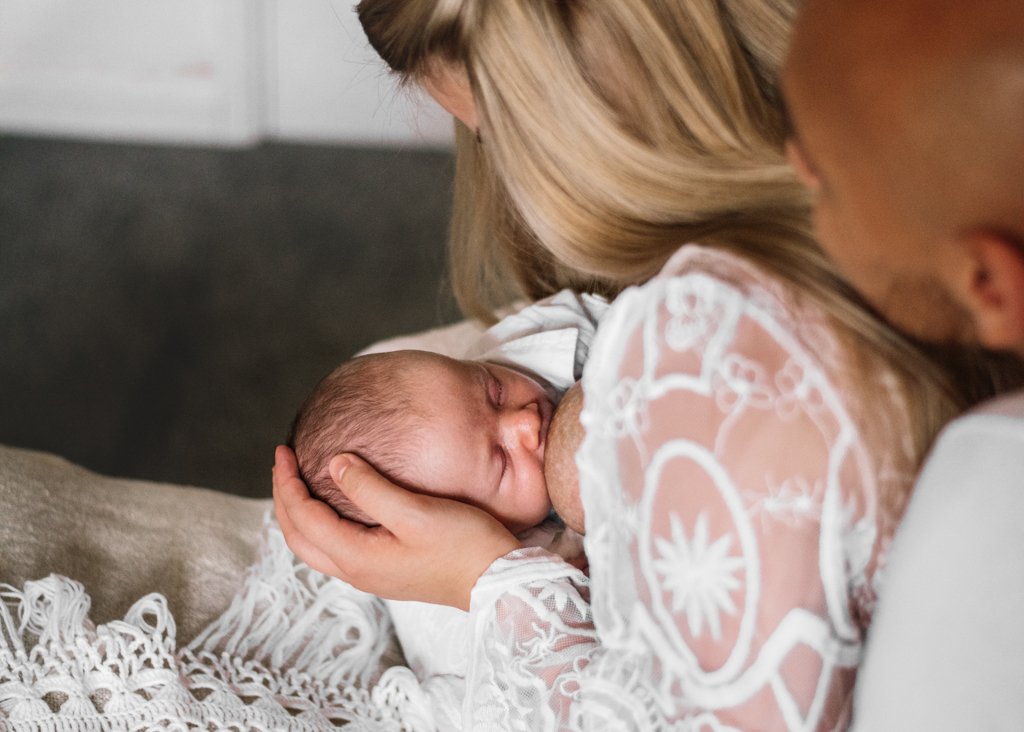 lifestyle breastfeeding portraits