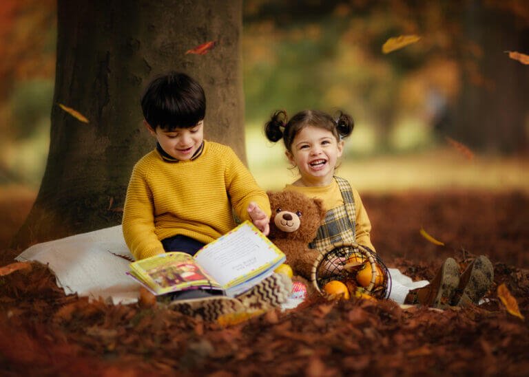 autumn-vibe-warm-tones-children-outdoor-portrait-photography