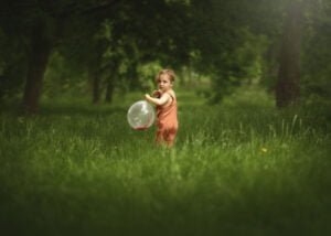 photo portrait if a boy playing with ballon in Nottingham Park