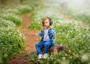 child-portrait-photo-in-the-forest-among-white-flowers