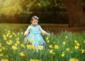 spring-children-photography-with-daffodils