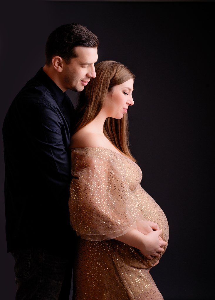 couple maternity photoshoot studio 2