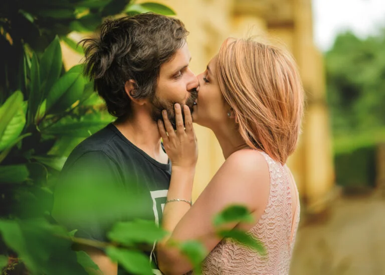 posing inspiration for couples in Nottingham