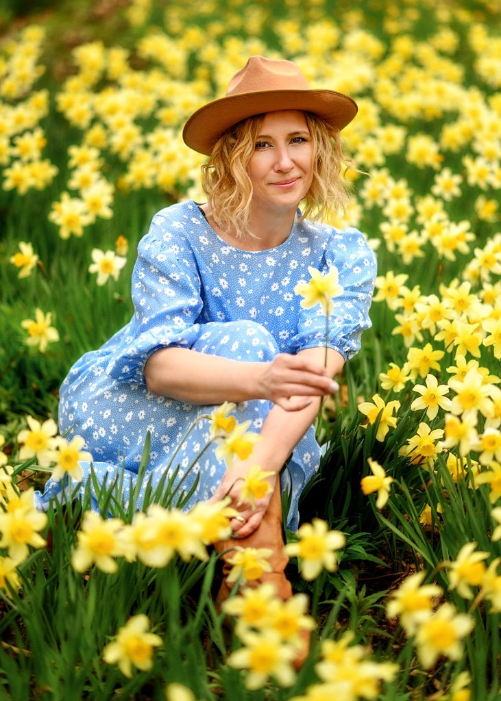 woman portrait in Shipley Country Park in Nottingham/ Derby with daffodils